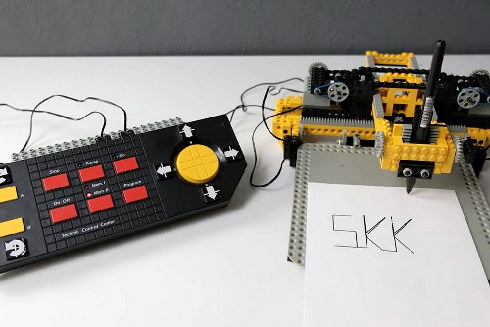 Die Zeichenmaschine schreibt mit einem selbst programmierten Programm die Buchstaben SKK.