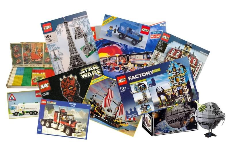 Zu sehen sind viele teure Lego-Sets in ihren Originalkartons neben und übereinander.