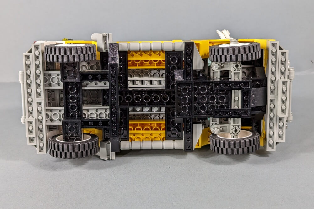 Die Unterseite des Modells. Man sieht sehr schön die stabilen alten Lego-Technic-Bausteine.