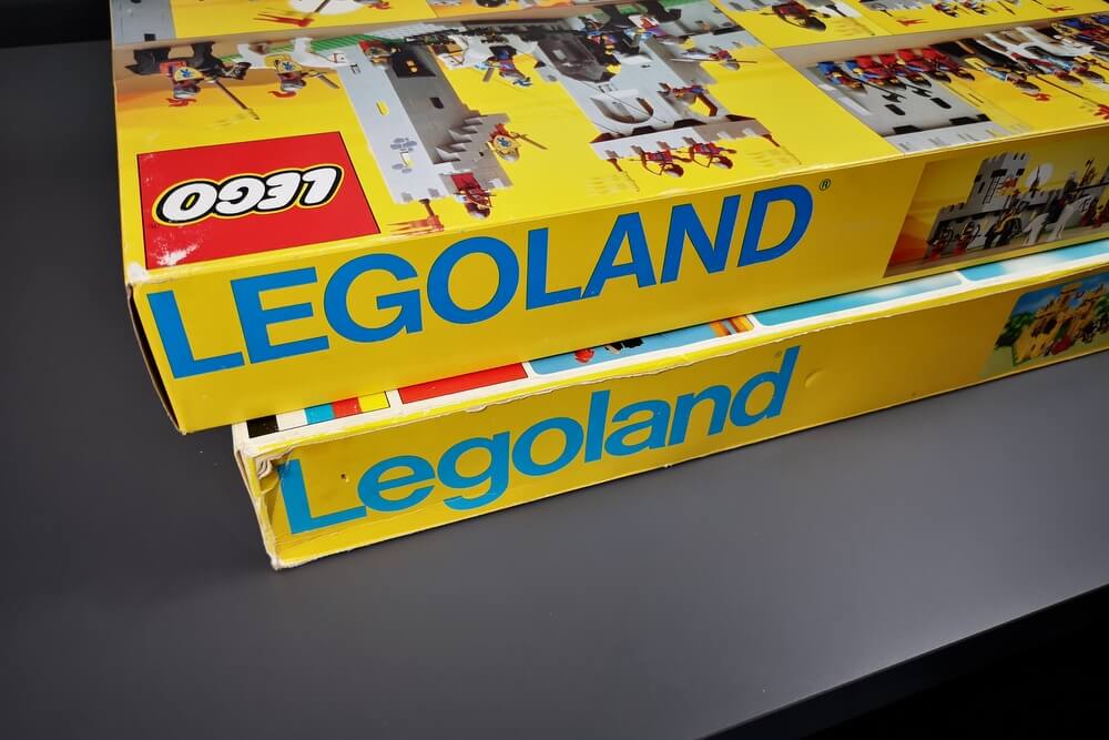 Oben ist der Legoland-Schriftzug zu sehen, wie er in den 80er-Jahren gedruckt wurde. Komplett in Großbuchstaben. Unten ist der Schriftzug zu sehen, wie er Ende der 70er-Jahre gedruckt wurde. Mit großem L und kleinem egoland.