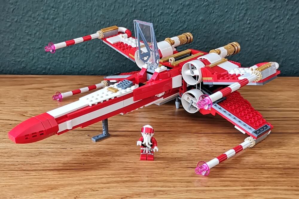 Der weihnachtliche X-Wing von Lego komplett aufgebaut.