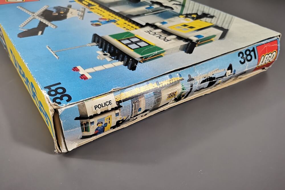 Sie sieht ein zerdrückter alter Lego-Karton von Ende der 70er-Jahre aus. Restaurations-Videos von uns folgen noch.