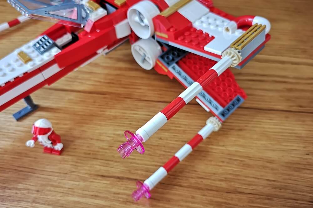 Zuckerstangen aus Lego-Bausteinen, die an den Tragflächen von dem X-Wing als süße Waffen dienen.