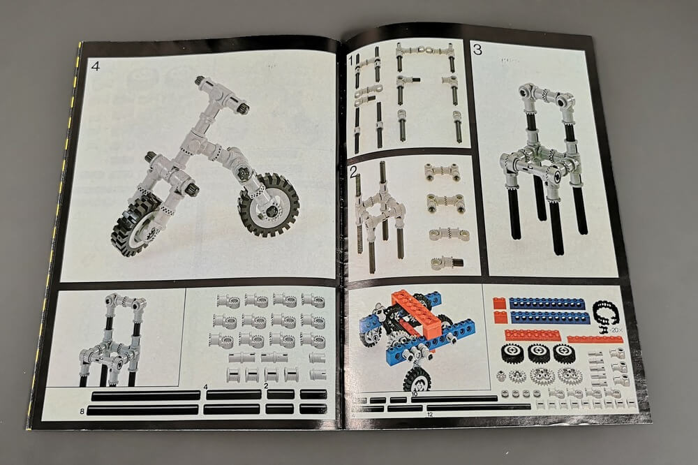 Die Anleitung zeigt, wie man ein kleines Dreirad und einen Stuhl aus Lego-Technik-Elementen bauen kann. Das ist eine Zugabe. 
